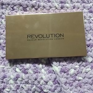 Makeup revolution flawless 4